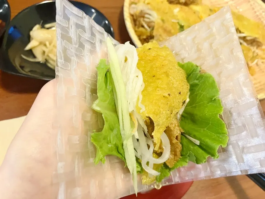 라이스페이퍼에 상추와 반세오를 싸는 모습