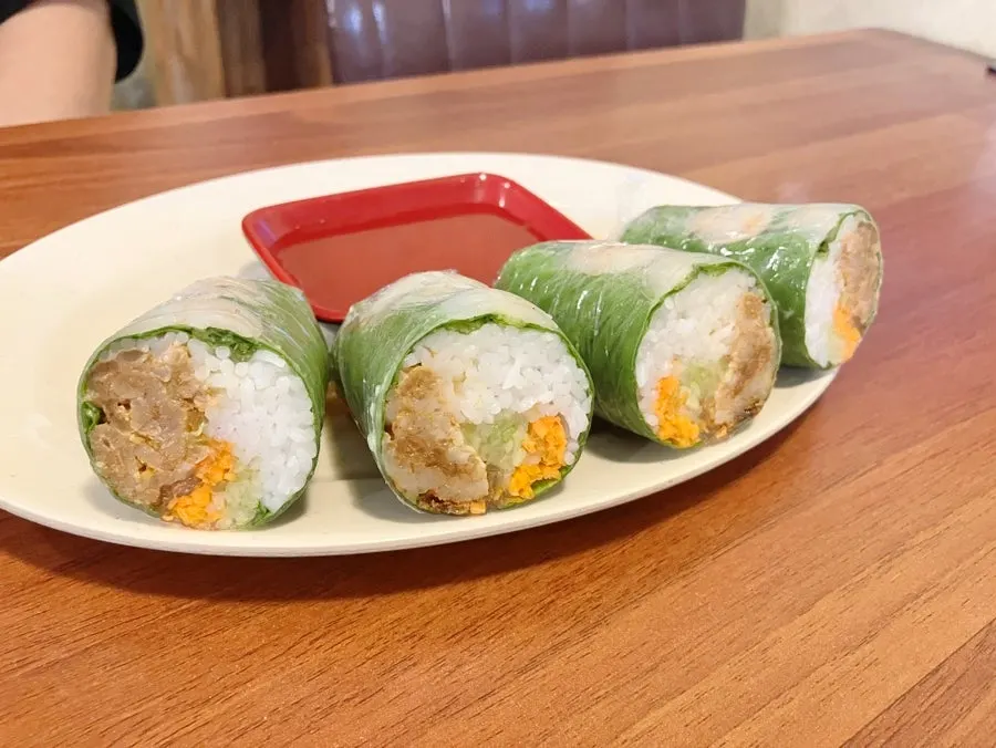 야채와 함께 싸 먹는 반세오 한입
