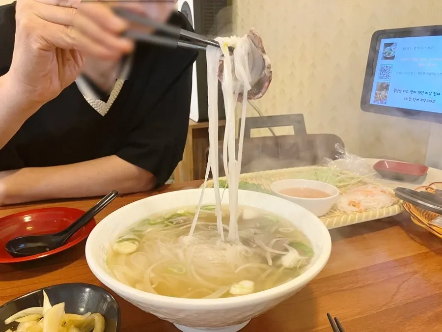 쌀국수와 월남쌈을 함께 차린 점심 한 상