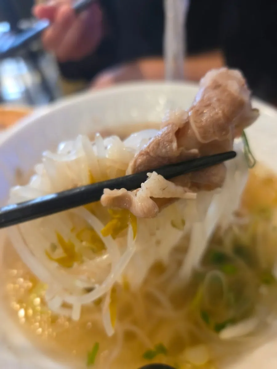 포담 쌀국수를 먹는 중인 식탁