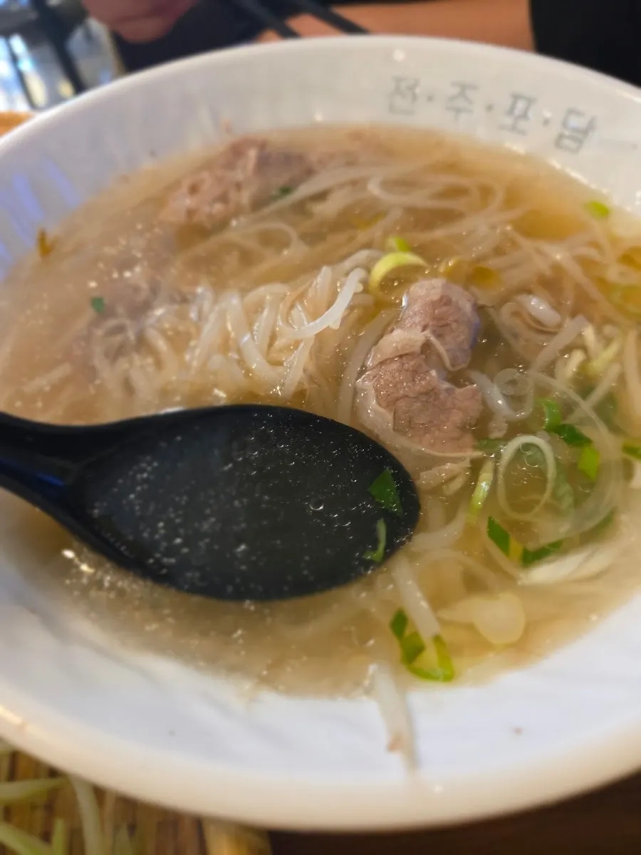 반쎄오를 채소에 싸 먹는 모습