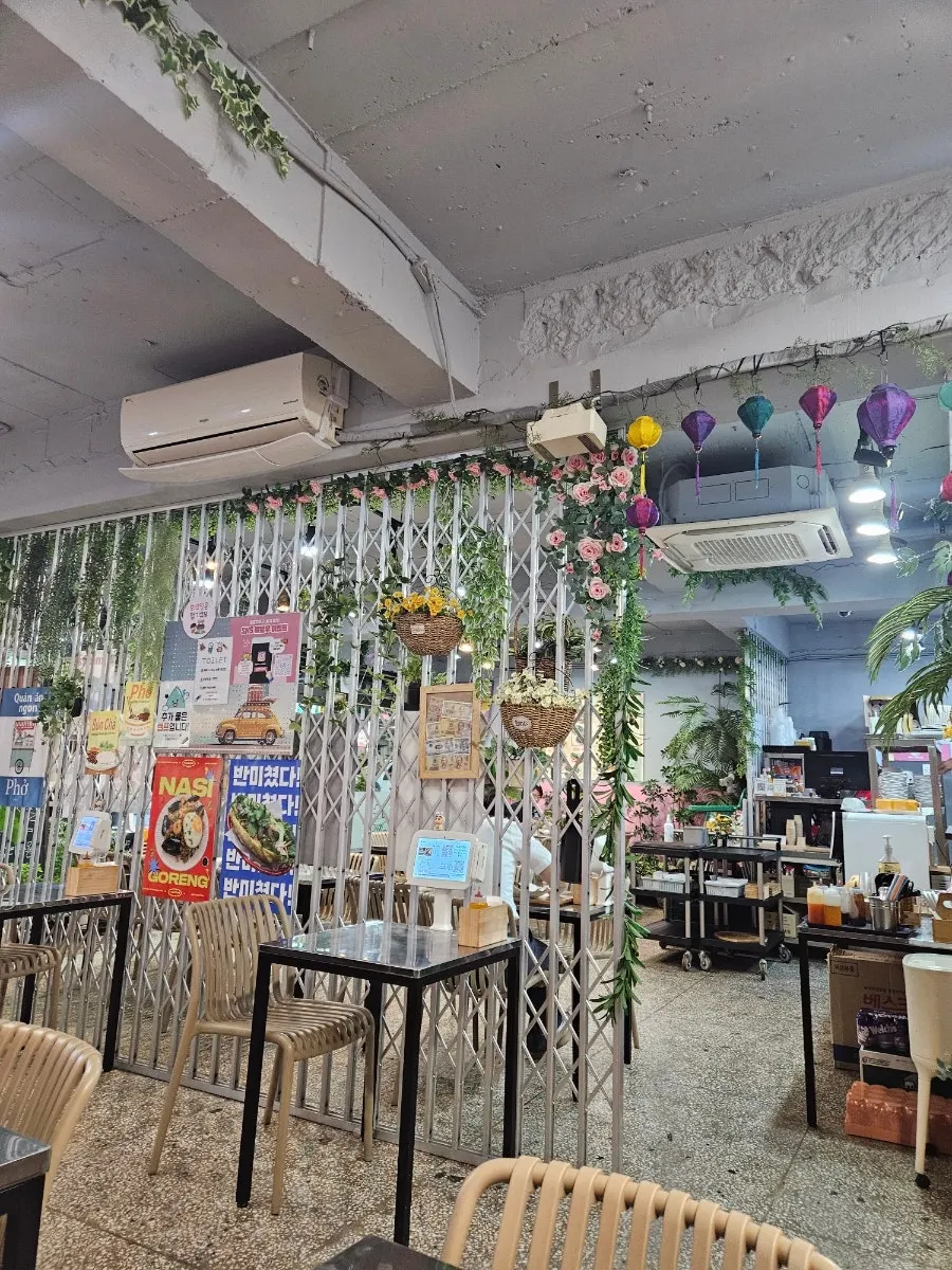 View near the entrance of Pho Witch