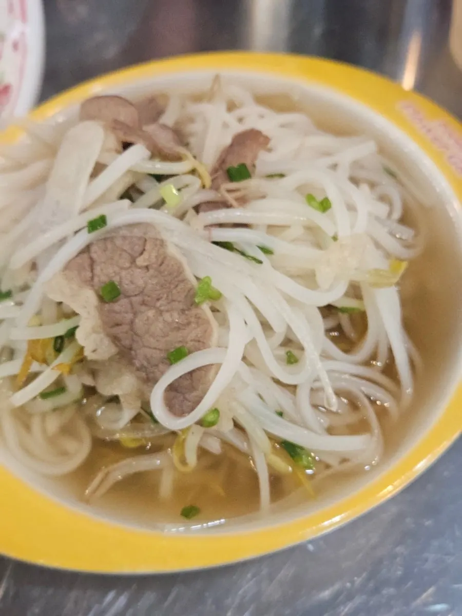 고기가 올라간 포위치 쌀국수 한 그릇