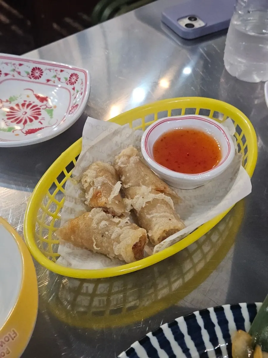 갓 튀겨 나온 포위치 짜조 접시