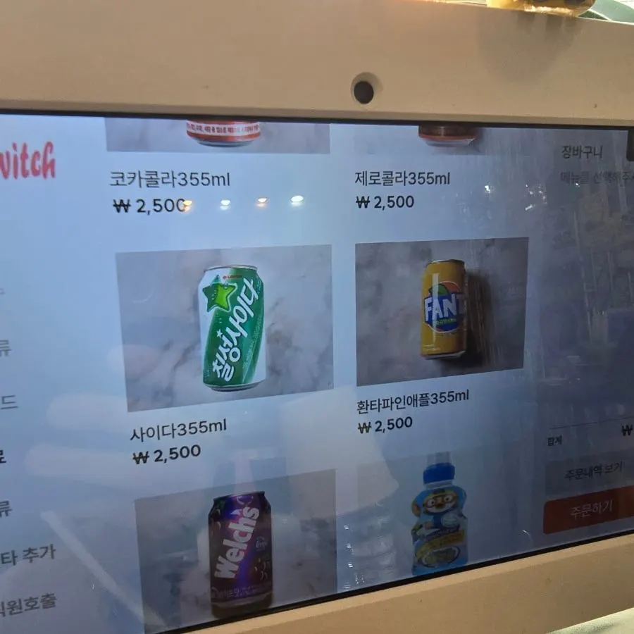 음료 메뉴가 표시된 태블릿 화면