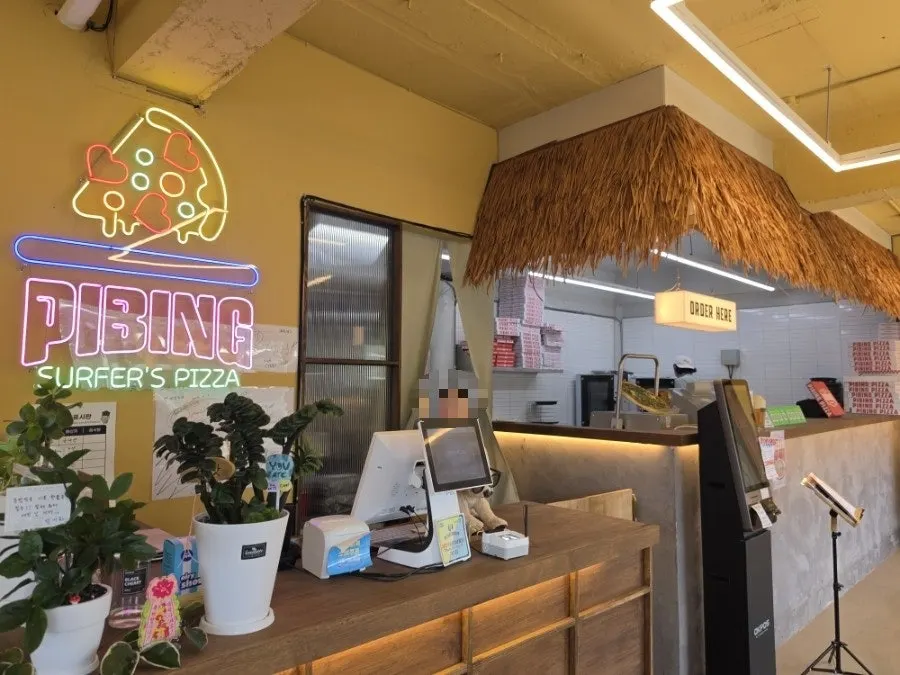 Resort-like indoor seating at Pibing Paldang Branch