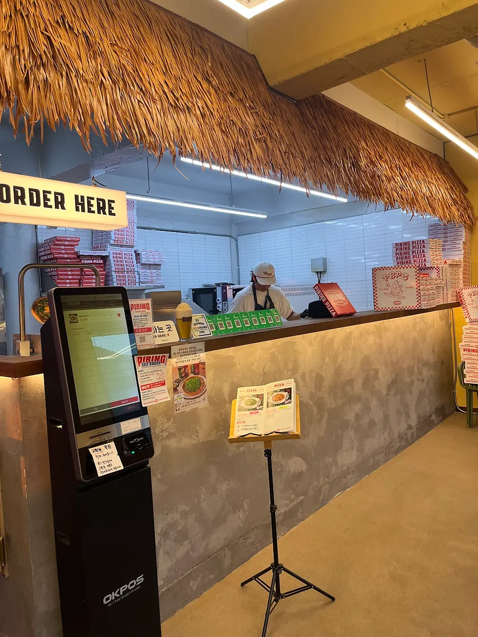 ピビン・パルダン店の駐車場と店舗入口