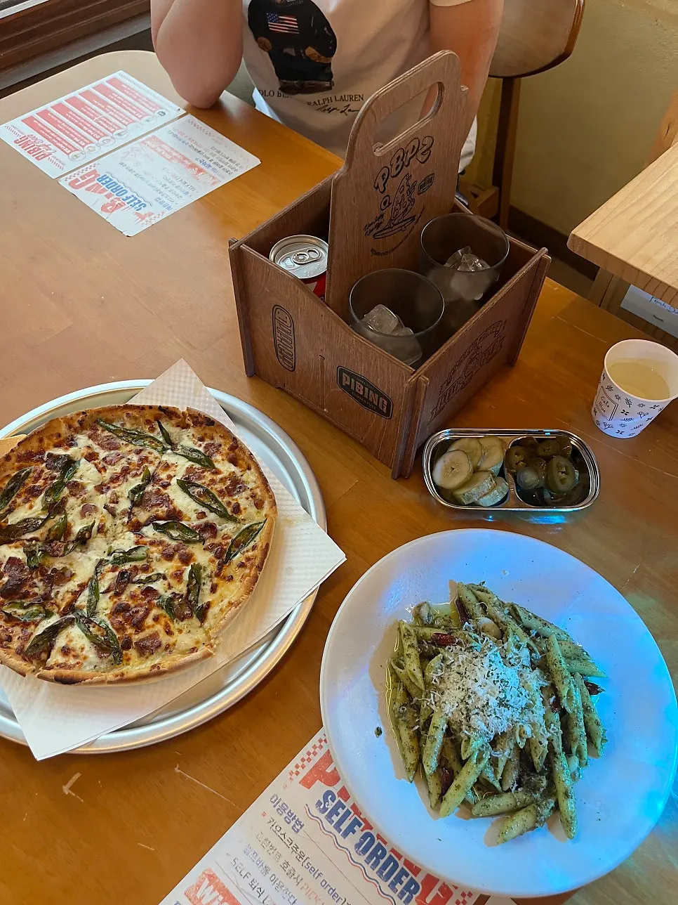 10インチピザとパスタ、炭酸飲料のセット構成