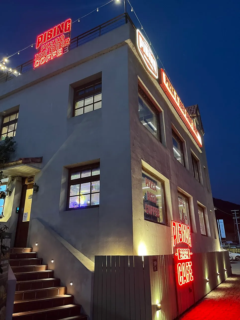夕焼けが差すピビン・パルダン店の窓際席