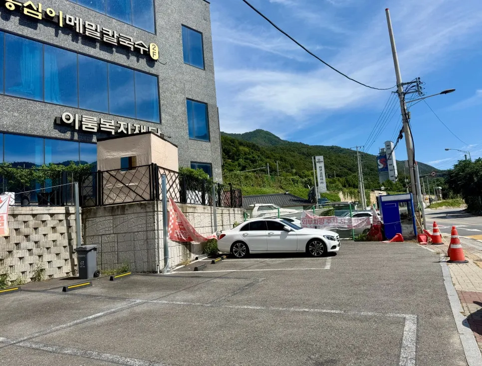 피빙 팔당점 주차 공간과 건물 측면