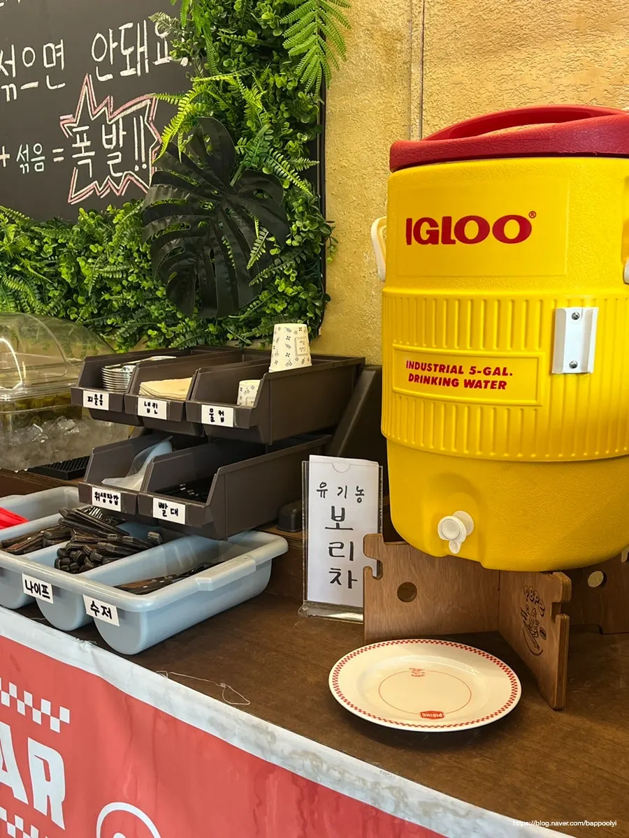 피빙 팔당점 셀프바 커트러리와 소스