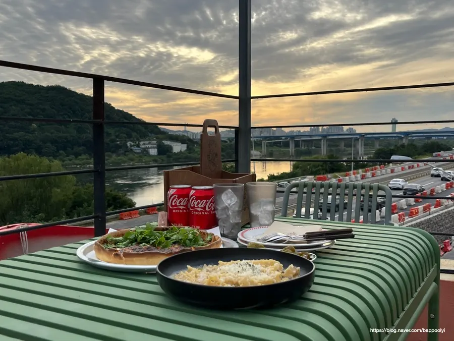 루프탑 테이블에 세팅한 평일 커플 세트