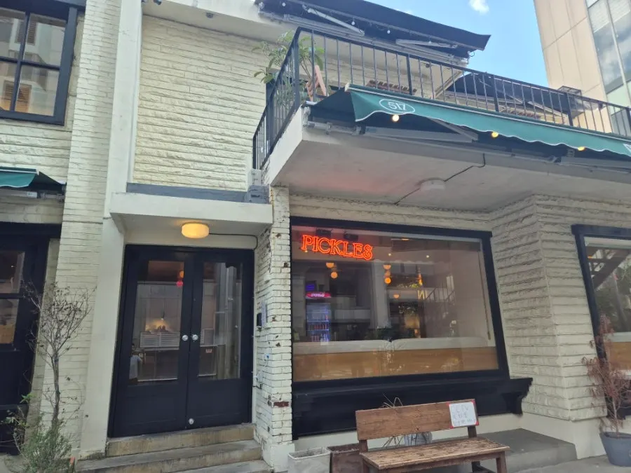 Exterior of Pickles, a pizza restaurant in Jeonpo