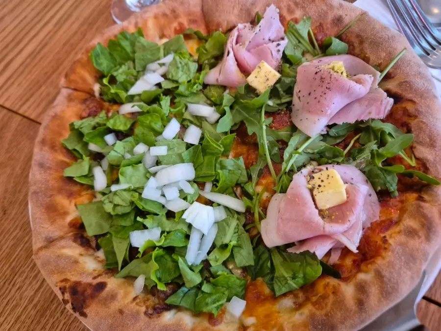 Half-and-half pizza of jambon-beurre and beef cheeseburger
