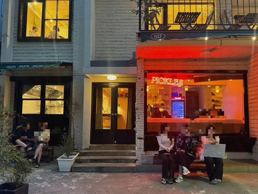 Entrance of Pickles Jeonpo during a weekday evening wait