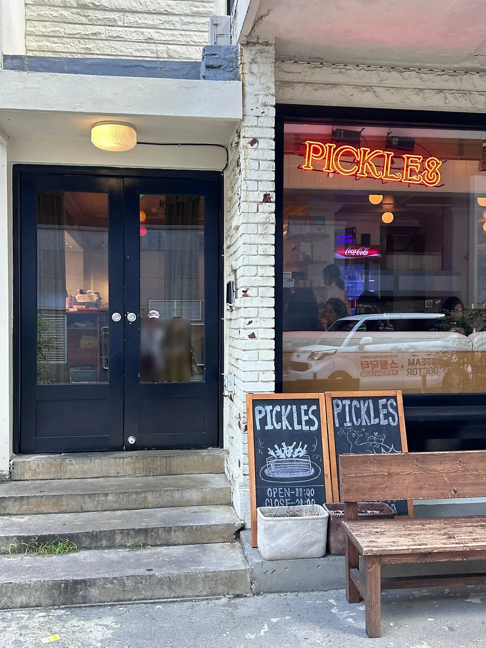 피클스 매장 앞 거리 풍경