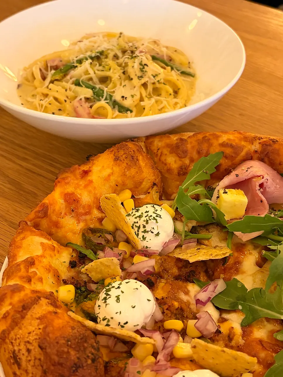 Half jambón, half taco pizza with cream pasta set