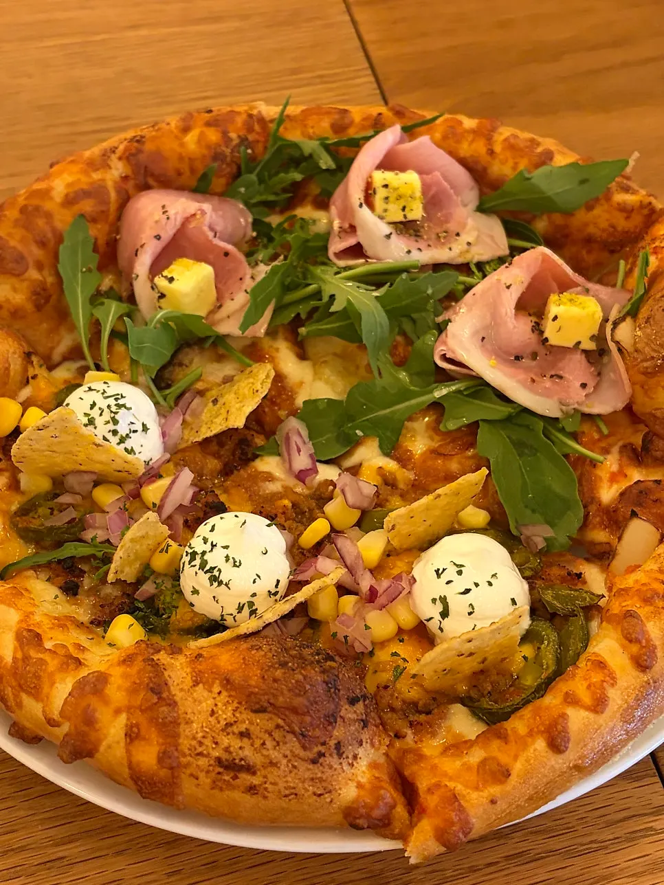 Close-up of the half-and-half pizza split into jambón and taco sides