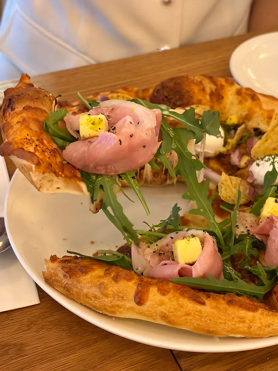 A cheese-pulling slice of jambón pizza