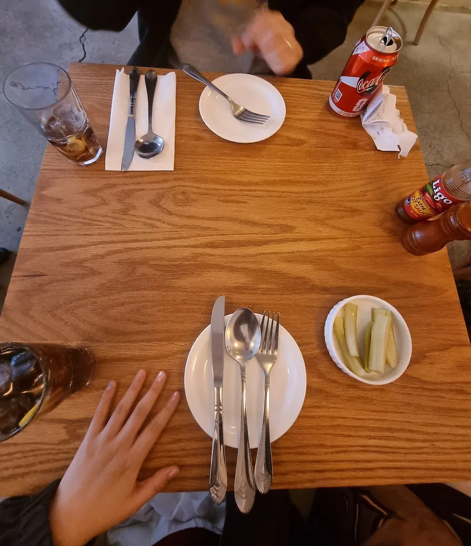 중간 2인석 테이블에 올린 메뉴 세 가지