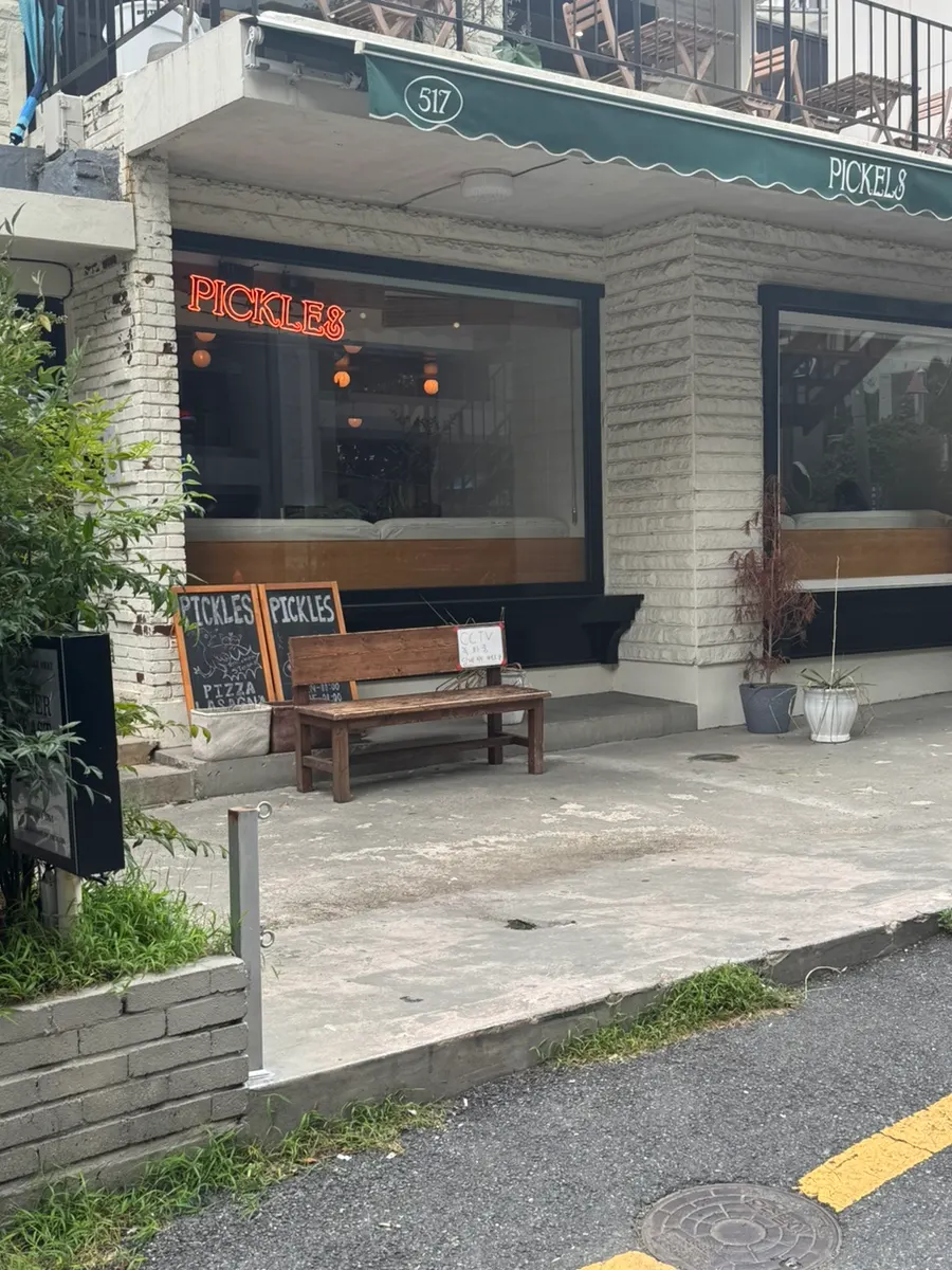 피클스 전포점 입구 주변 모습