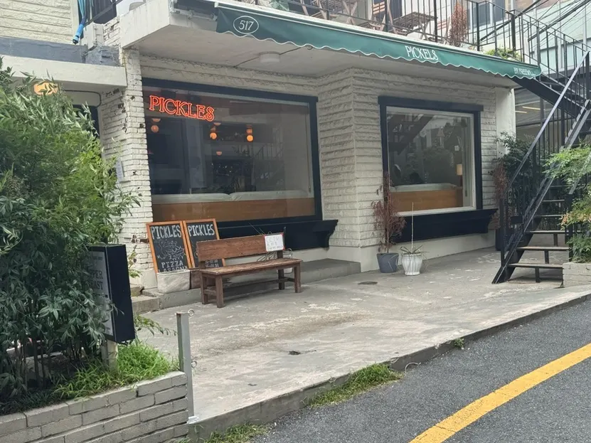 피클스 전포점 건물 1층 전경