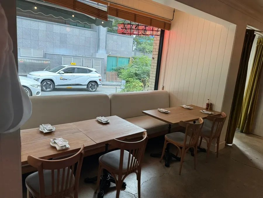 손님이 빠진 뒤의 피클스 홀 좌석