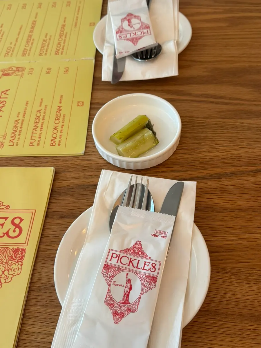 테이블에 놓인 피클스 기본 피클