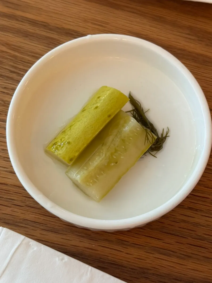 직접 담근 듯한 피클 접시