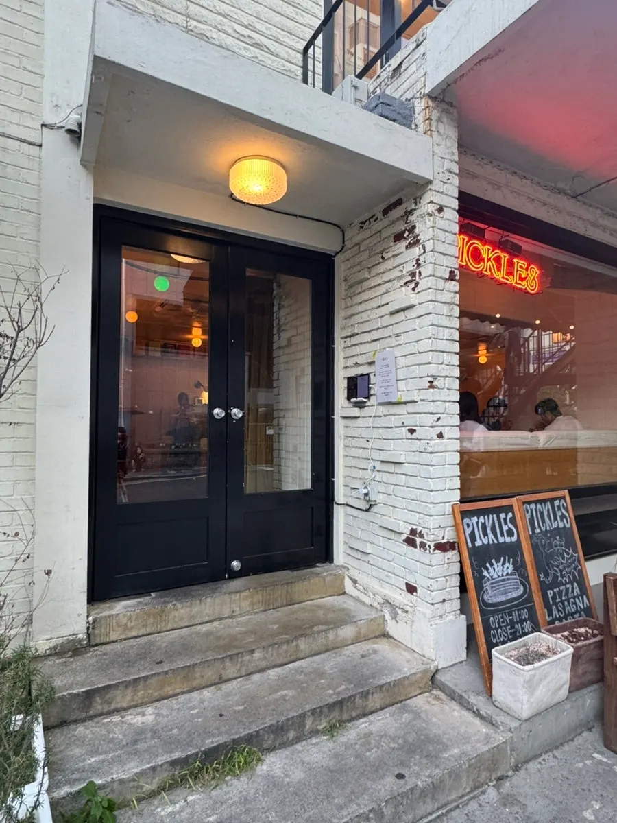 Exterior of Pickles, a pizza restaurant in Jeonpo