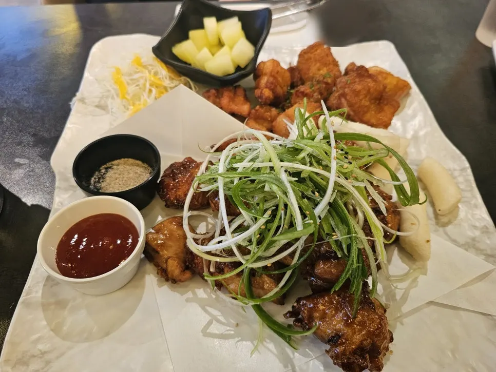 Table setting of original Fix Chicken and ganpama boneless half-and-half