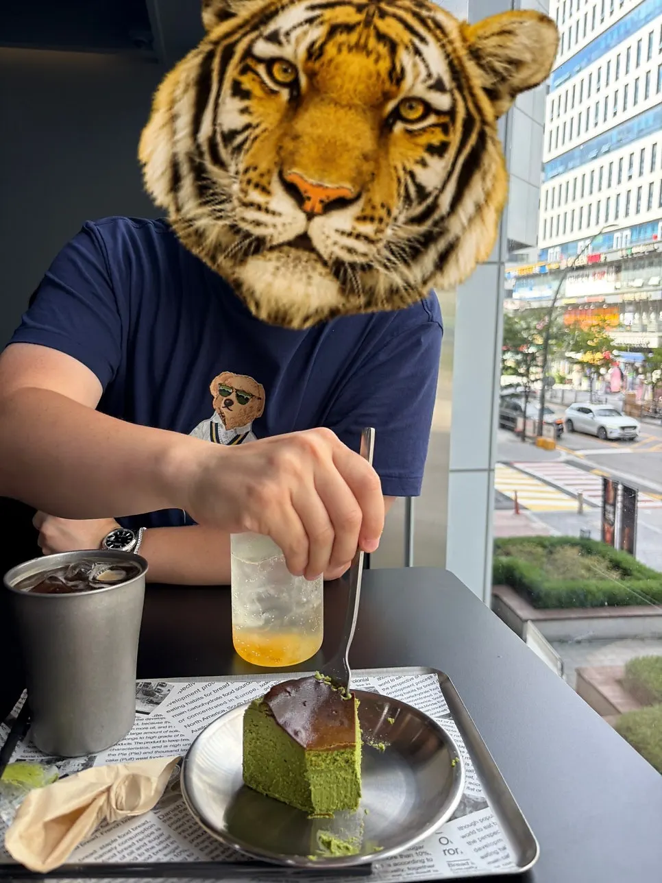 포크로 자른 말차 바스크 치즈케이크 단면