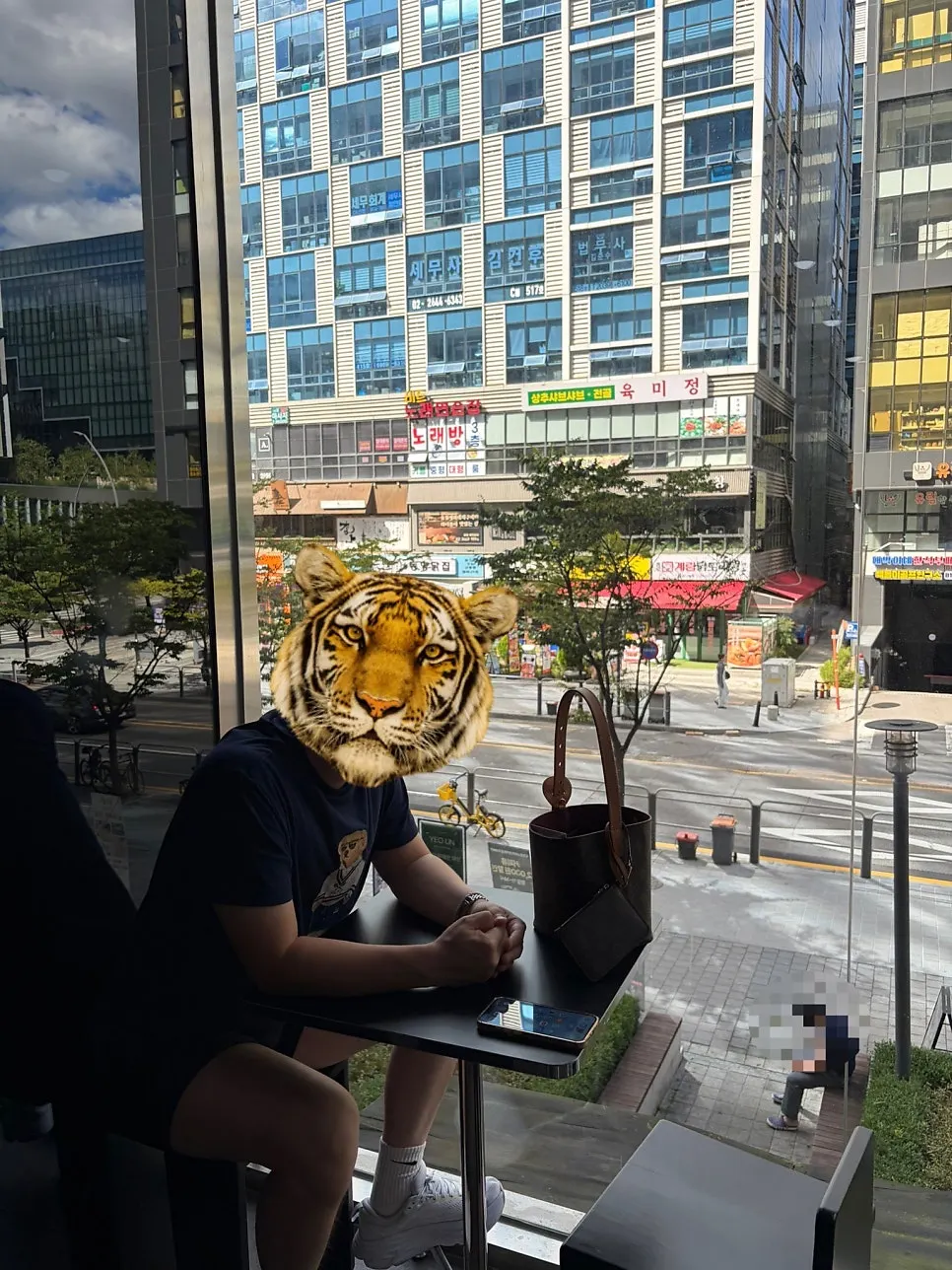 통창이 있는 카페 좌석