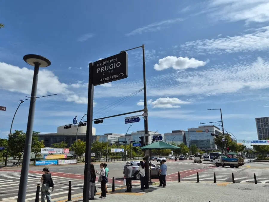 Walking across to the Magongnaru street opposite Seoul Botanic Park