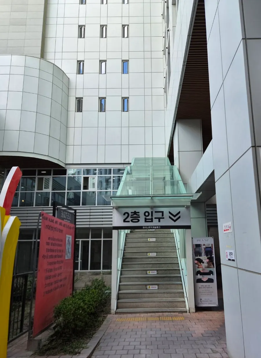 Direction toward the Pict Roastery entrance on the 2nd floor of Castle Park