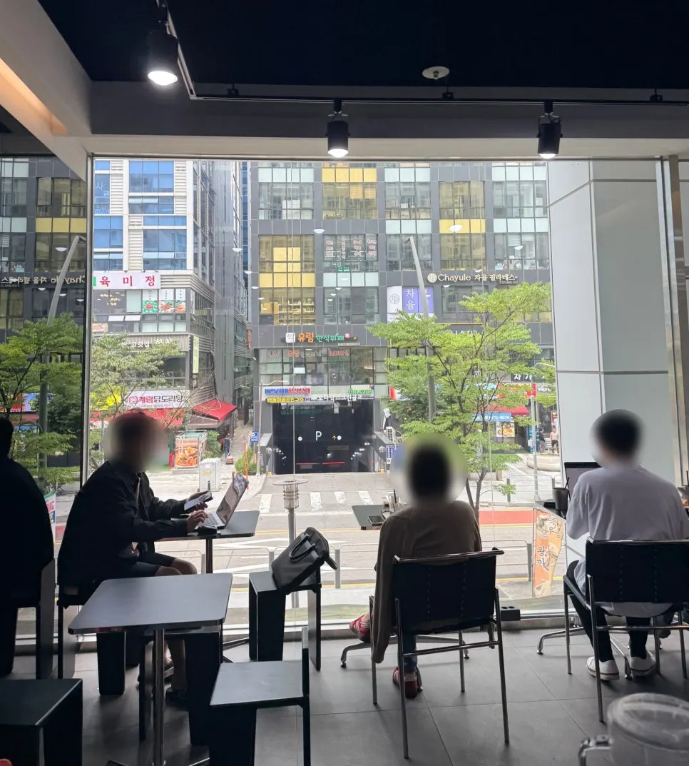 픽트로스터리 매장 좌석과 조명