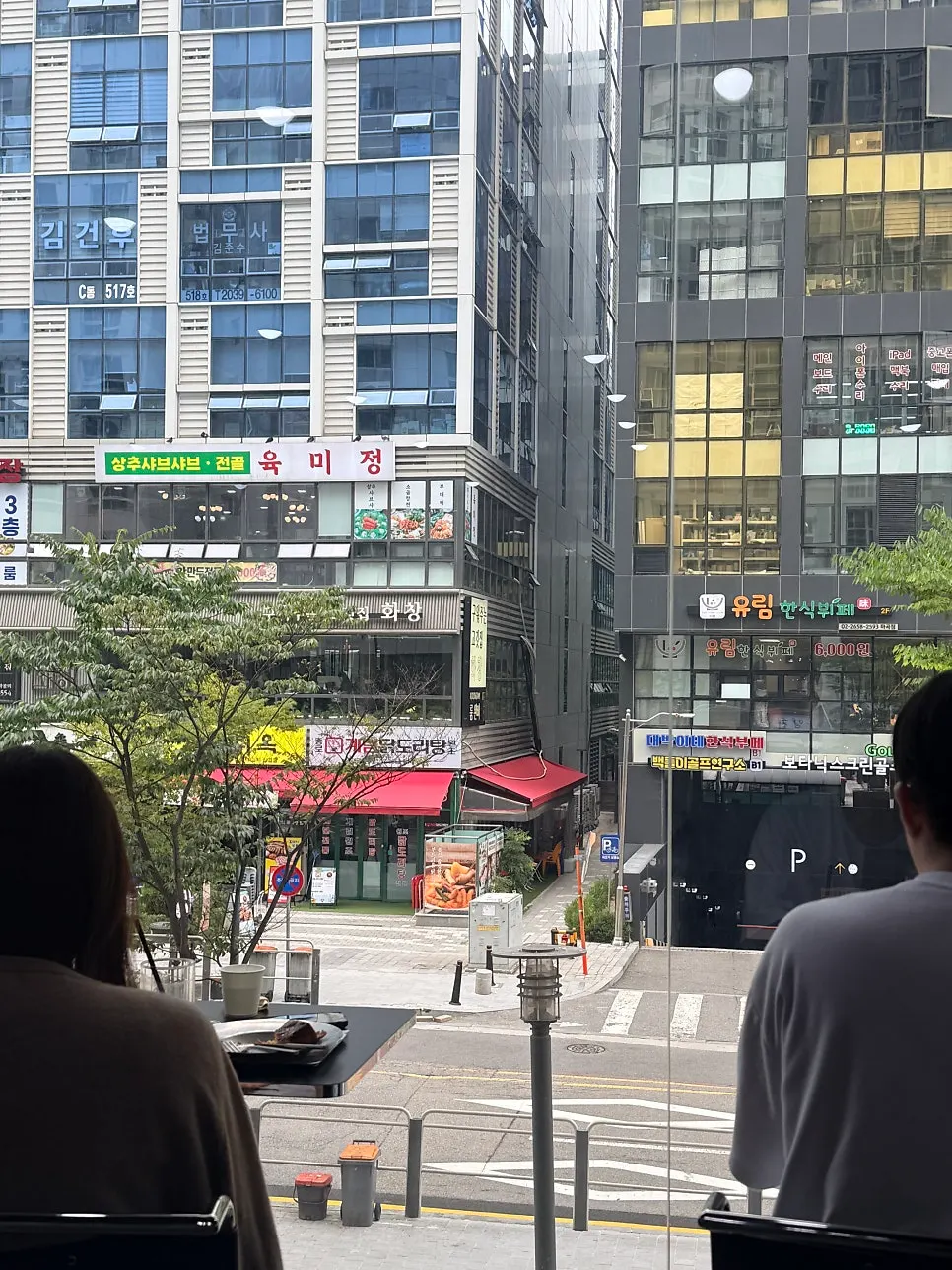 통창이 있는 픽트로스터리 창가 자리