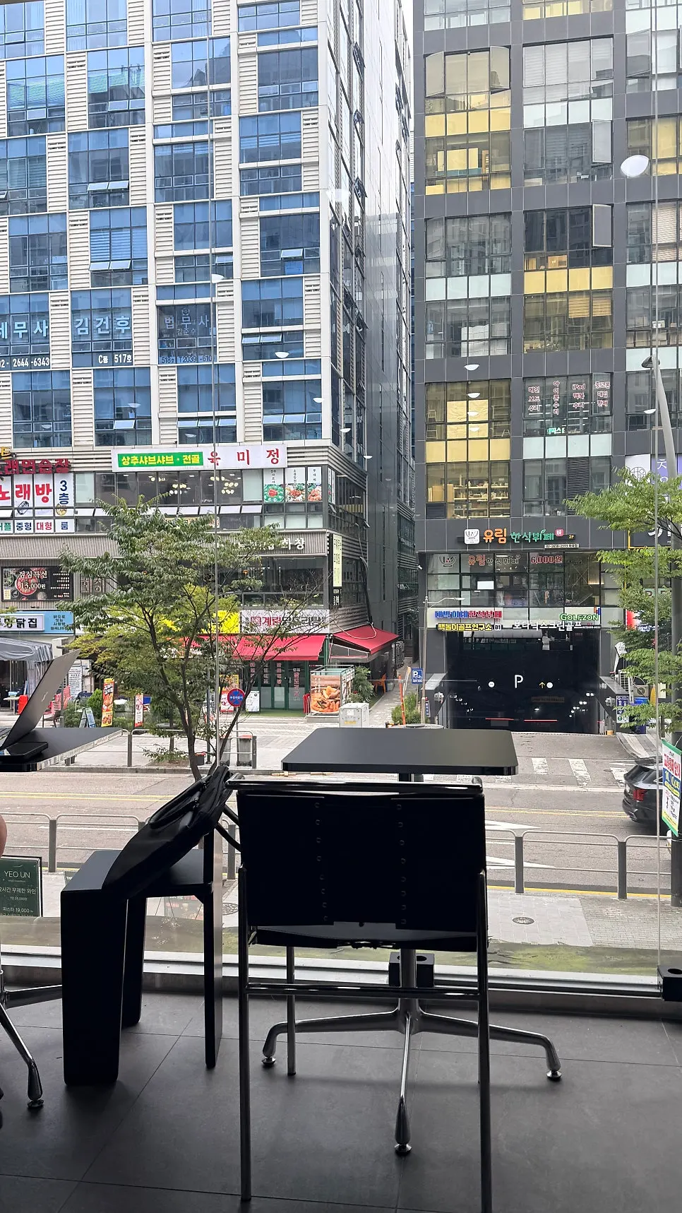 픽트로스터리 창가에서 바라본 매장 전경