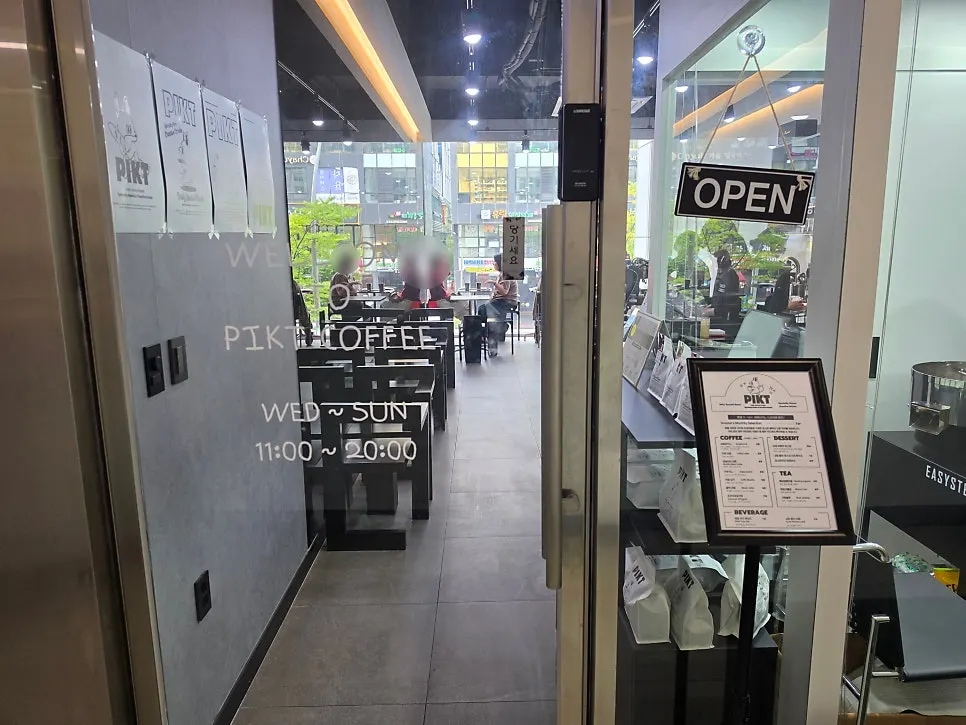 픽트로스터리 동그란 간판