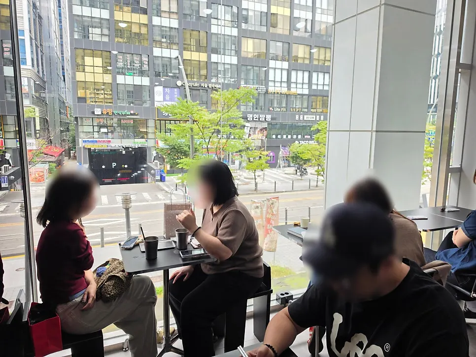 픽트로스터리 좌석과 테이블 배치