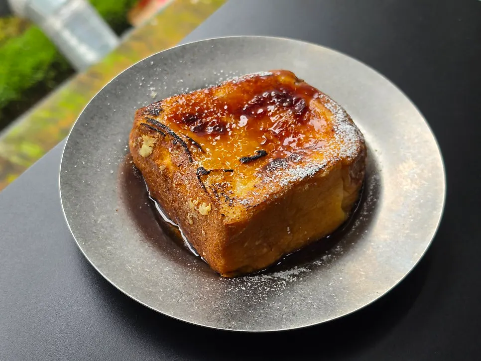 잘라낸 프렌치토스트 단면