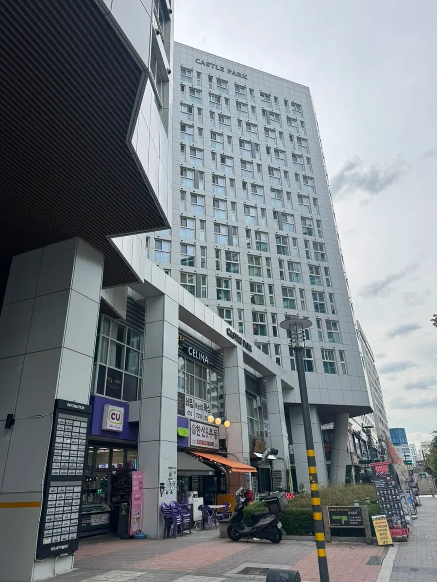 The path from the exit toward the café