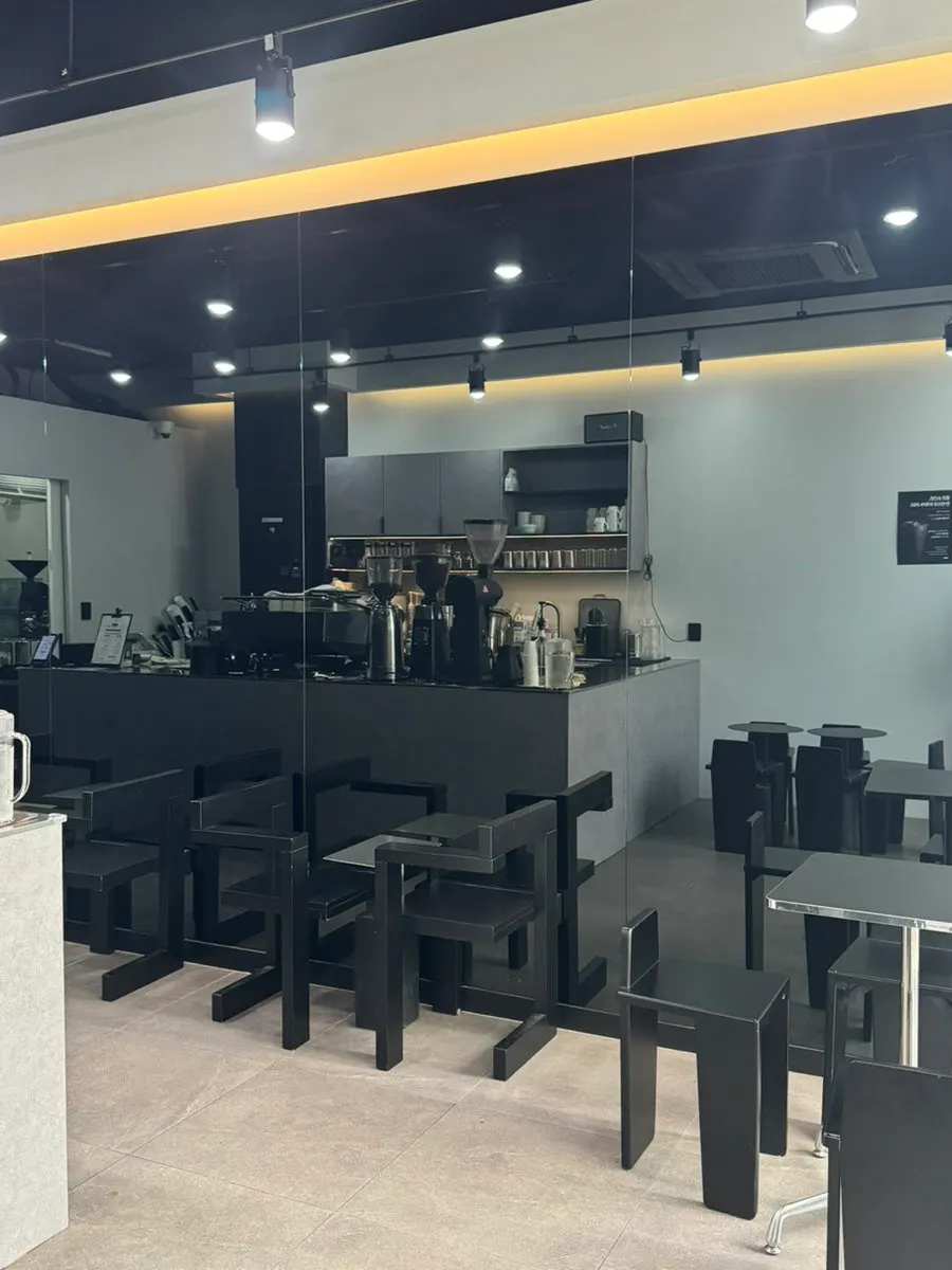 Interior space and lighting of the café