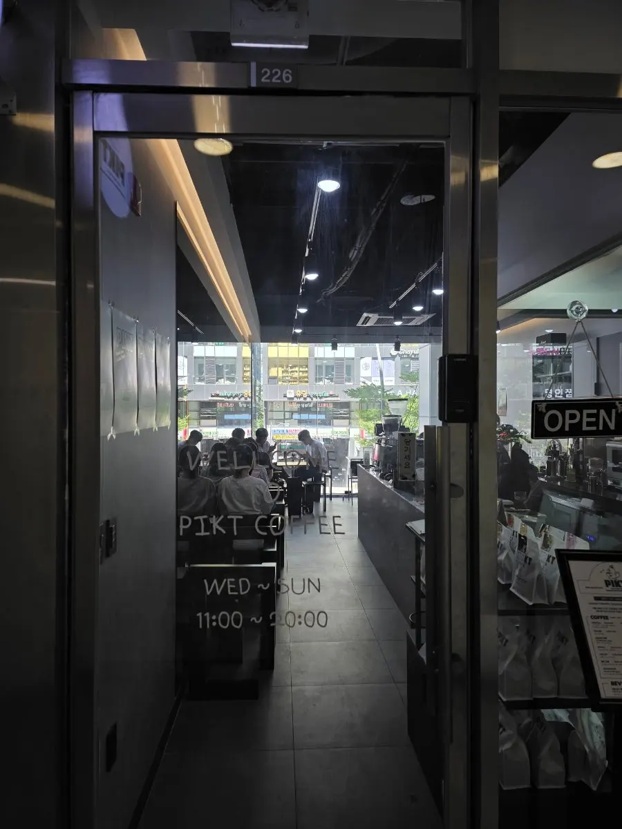 Exterior of Pict Roastery Magoknaru Branch