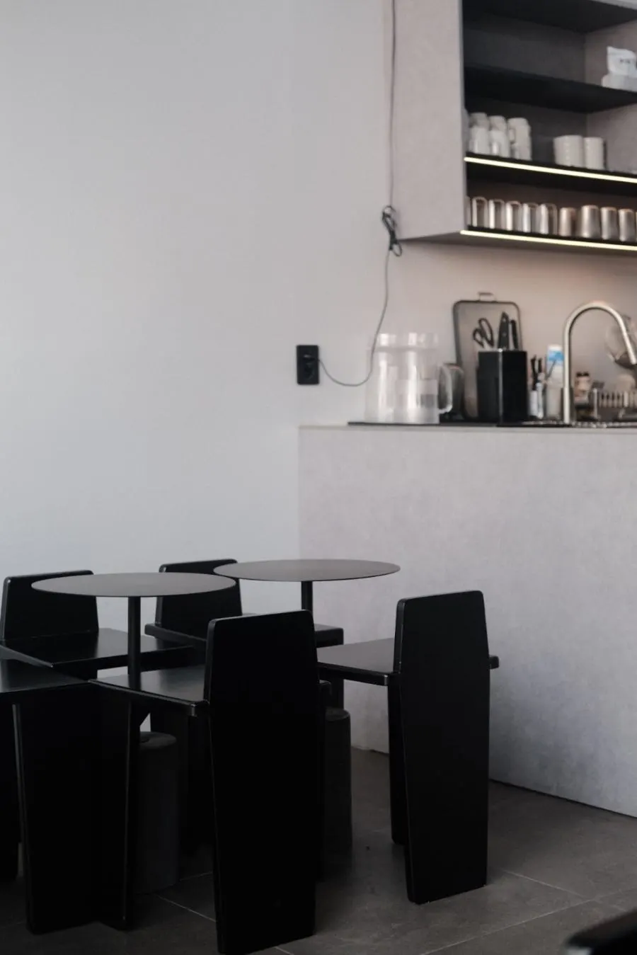 Seating and table setting with a cozy atmosphere