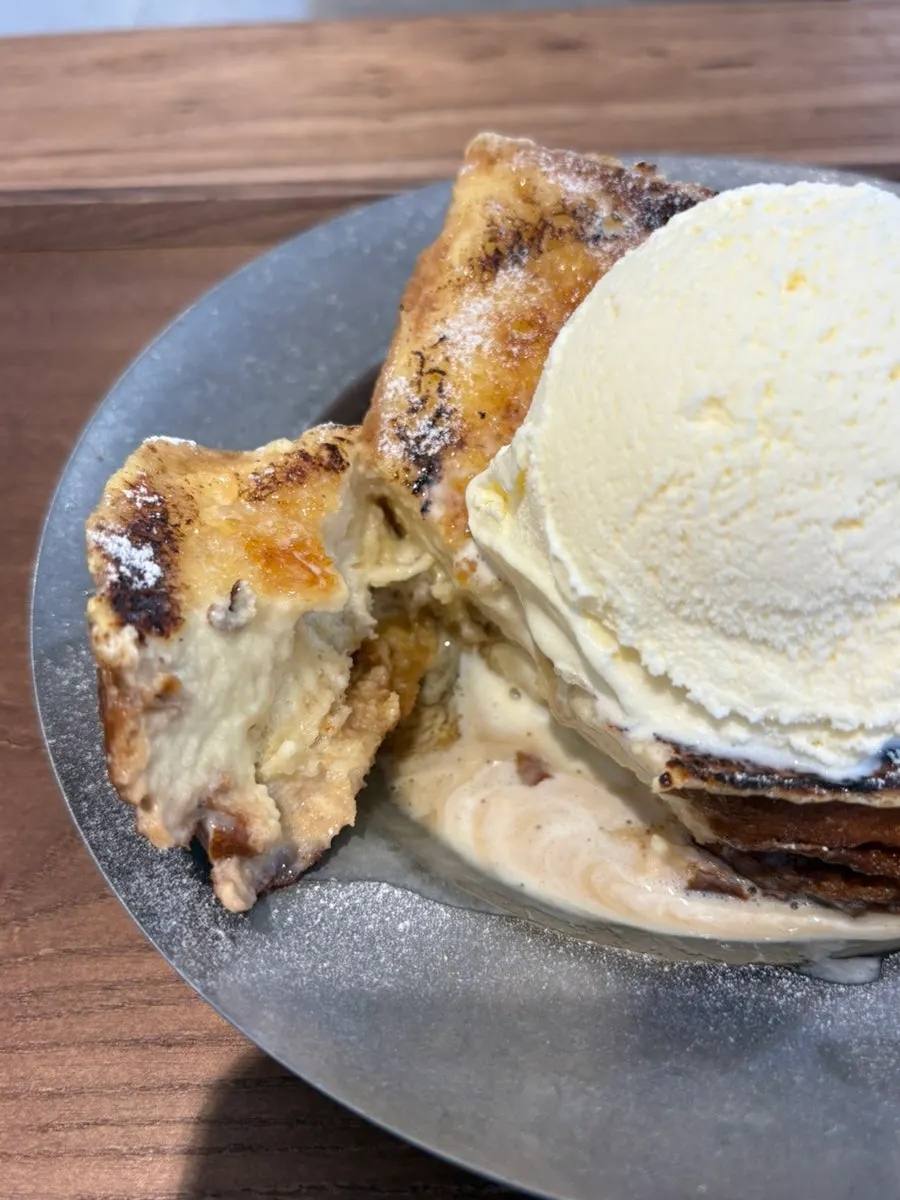 Brûlée-finished surface of the French toast