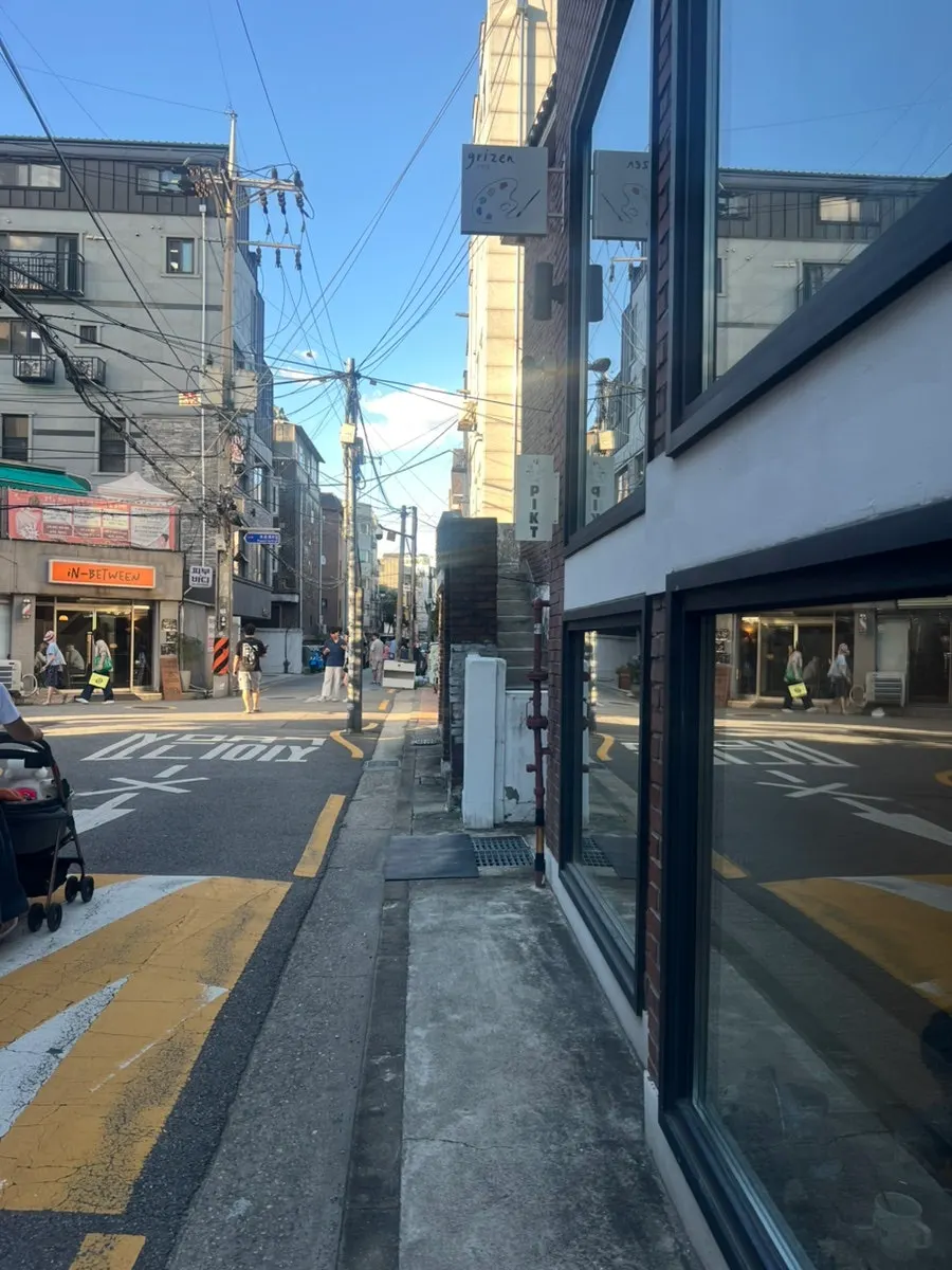 통창이 있는 픽트로스터리 망원점 입구