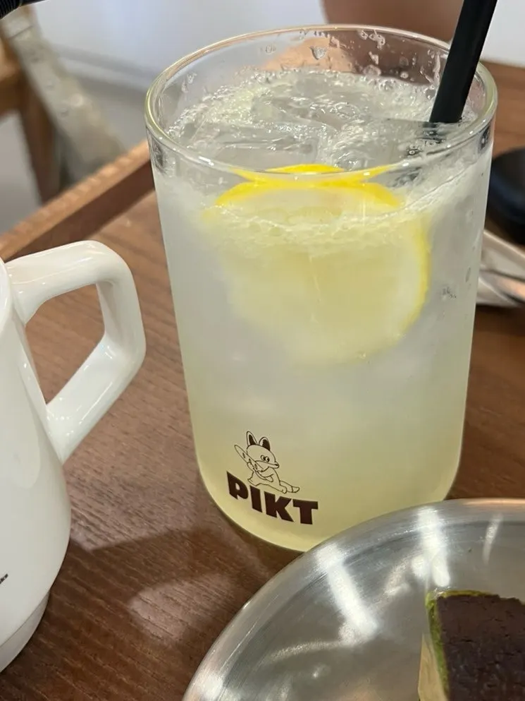 테이블에 놓인 아이스아메리카노와 음료