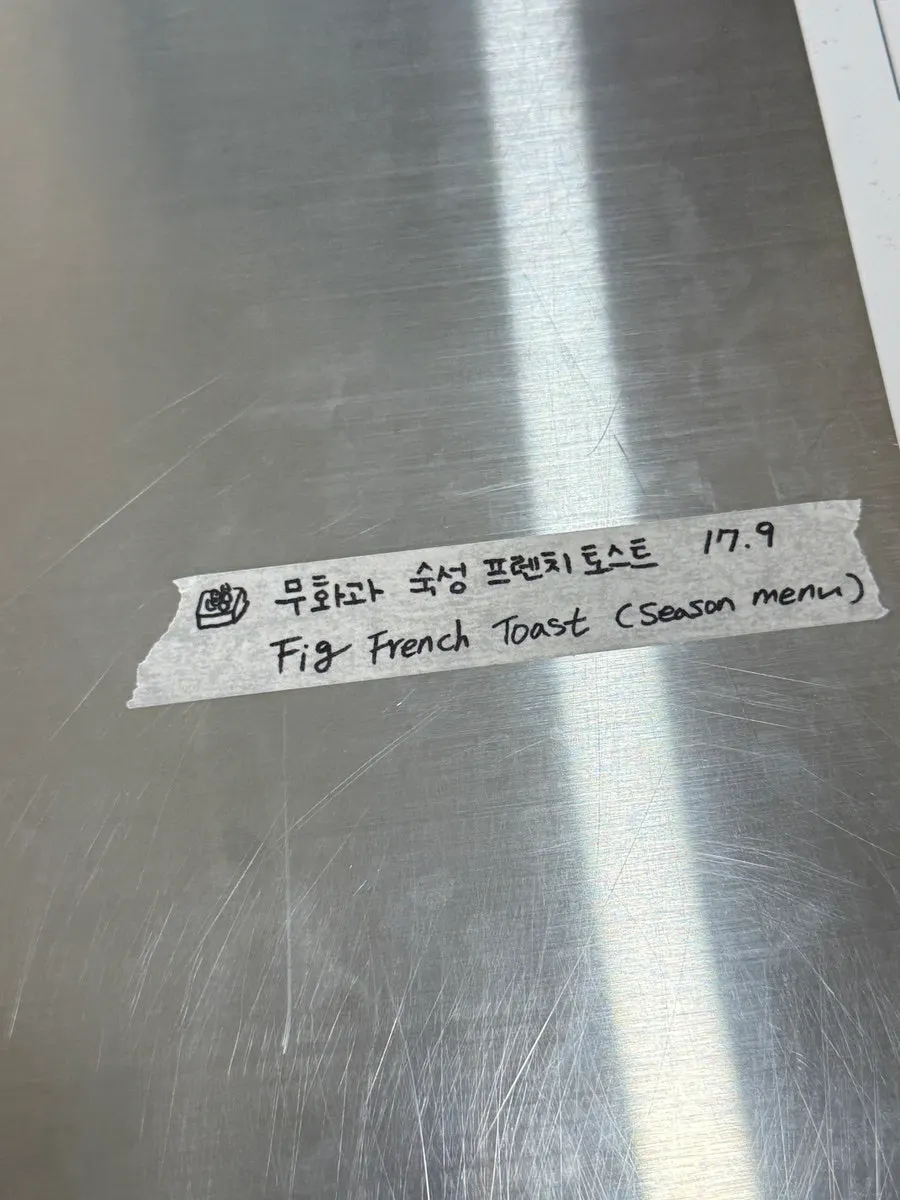 테이블에 올려둔 커피와 디저트 세팅