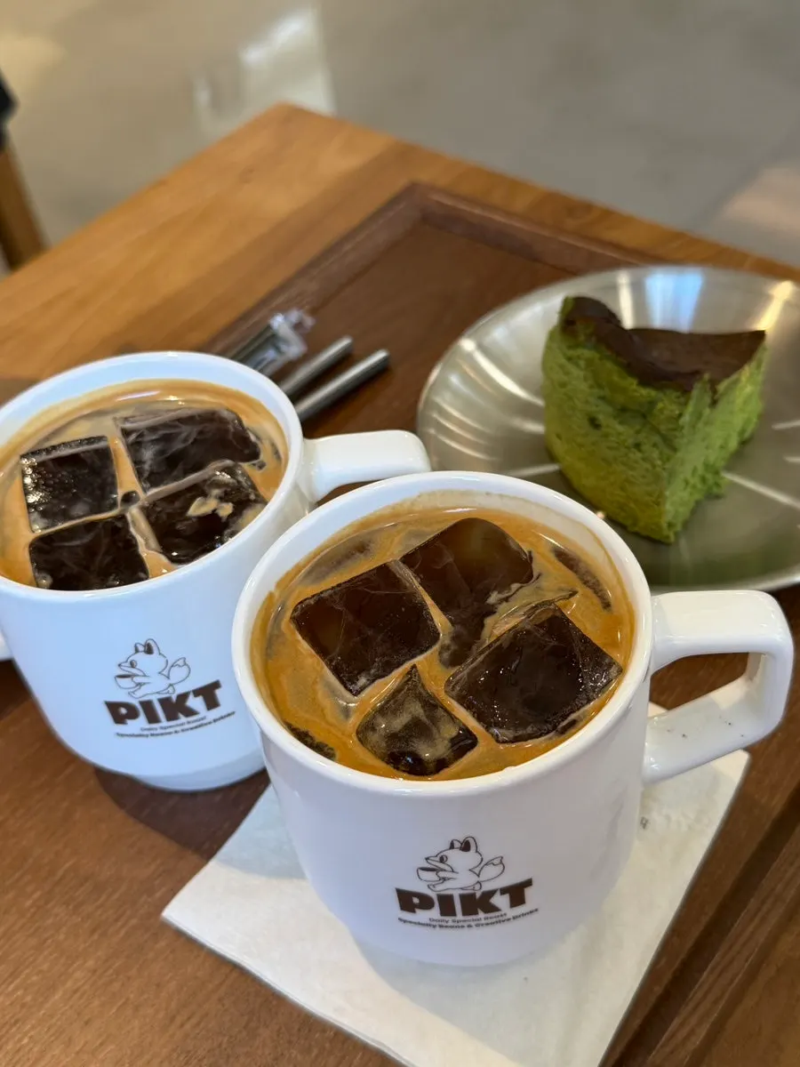 진하게 내린 아이스 아메리카노